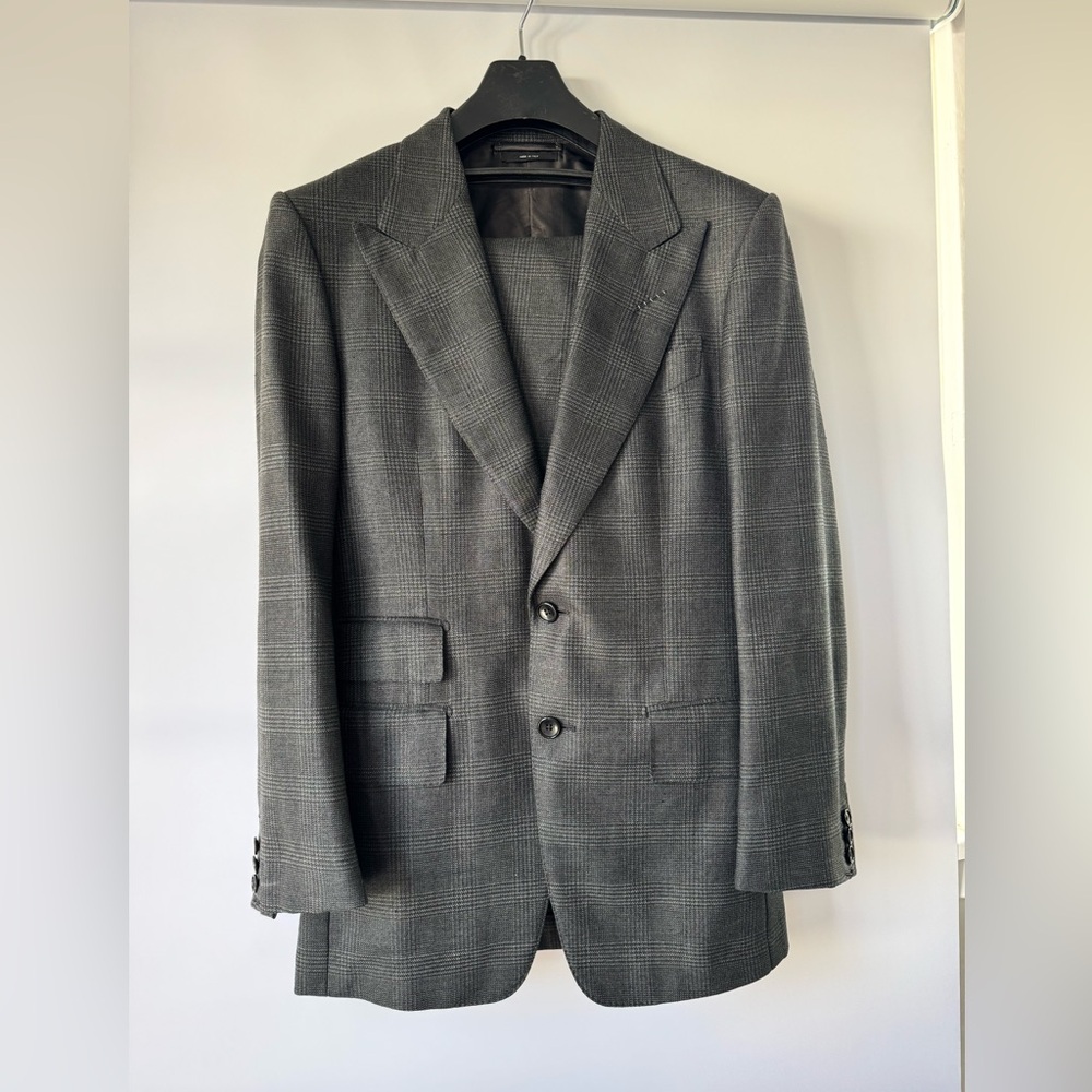 Tom Ford 2 pieces suit size 46R- FIT Y Peak Lapel